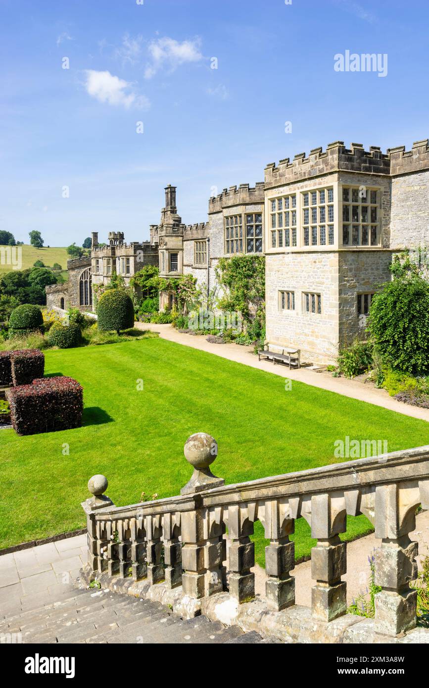 Haddon Hall Derbyshire - escalier en pierre menant à la terrasse arrière de la fontaine dans les jardins de Haddon Hall près de Bakewell Derbyshire Angleterre GB Europe Banque D'Images