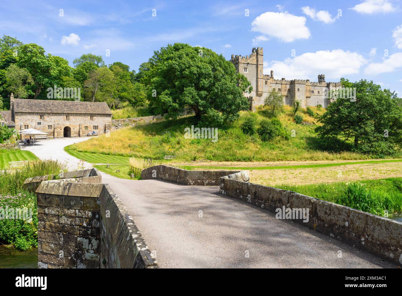 Haddon Hall Derbyshire - allée sur un pont à Haddon Hall un manoir Tudor près de Bakewell Derbyshire Peak District Angleterre Royaume-Uni GB Europe Banque D'Images
