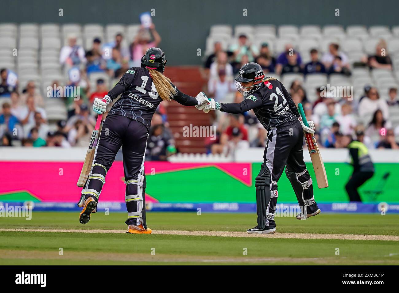 Old Trafford, Machester Royaume-Uni. Jeudi 25 juillet 2024. The Hundred : Manchester Originals Women vs Welsh Fire Women à Emirates Old Trafford. Sophie Ecclestone & Ellie Threlkeld pompe après un autre 6 de Sophie. Crédit James Giblin/Alamy Live News. Banque D'Images