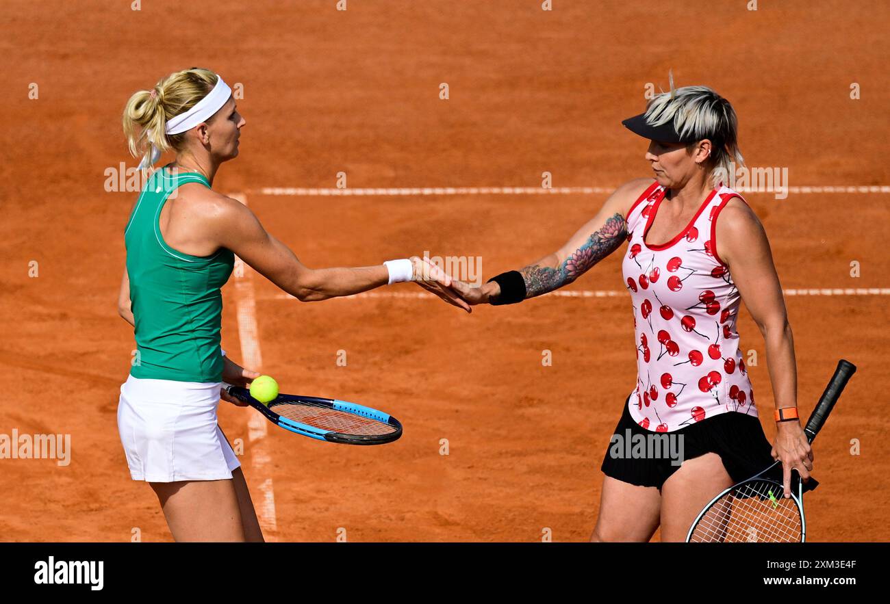 Prague, République tchèque. 25 juillet 2024. De gauche à droite la tchèque Lucie Safarova et Bethanie Mattek-Sands des États-Unis en action contre Camilla Rosatello d'Italie et Kimberley Zimmermann de Belgique lors de la demi-finale de double féminin du tournoi de tennis féminin de la WTA Livesport Prague Open 2024 à Prague, République tchèque, le 25 juillet 2024. Crédit : Roman Vondrous/CTK photo/Alamy Live News Banque D'Images