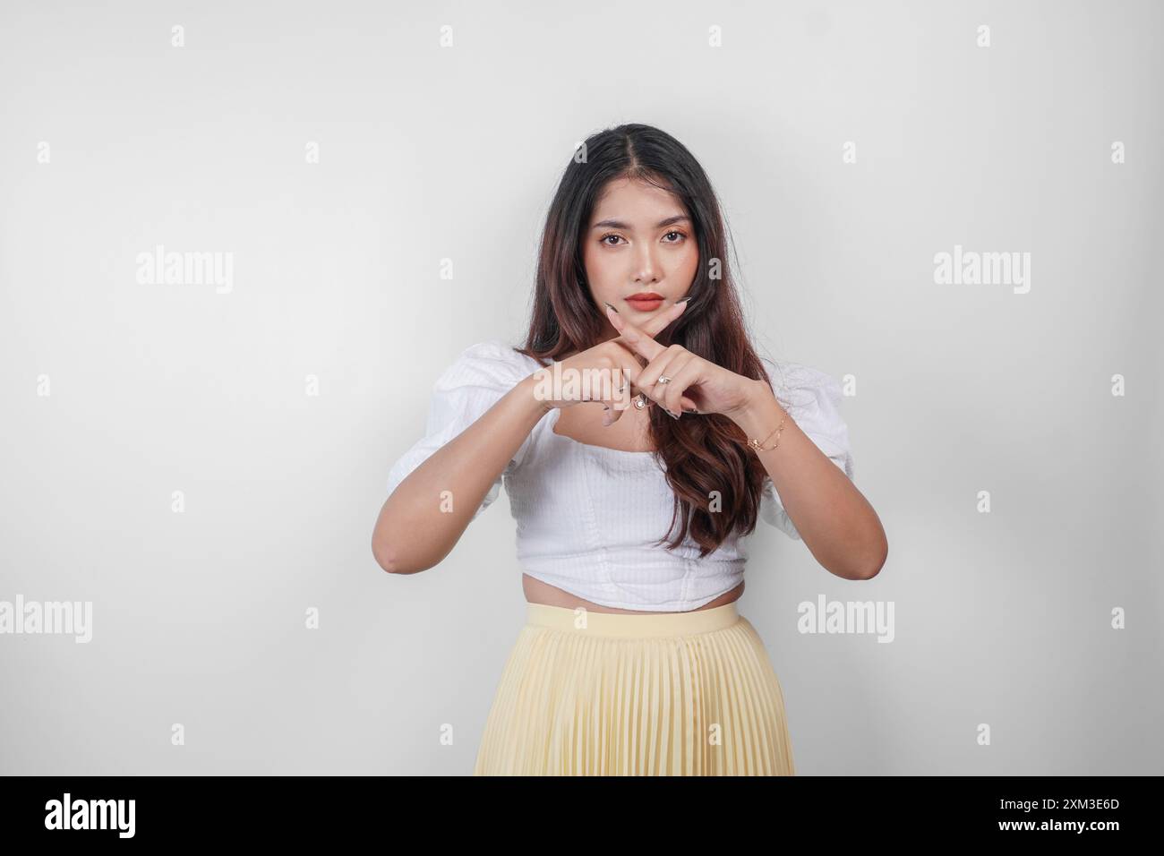 Jeune femme asiatique isolée sur fond blanc, semble sérieuse, faisant des gestes de déclin ou AUCUN signe par sa main, effrayée et nerveuse. Banque D'Images