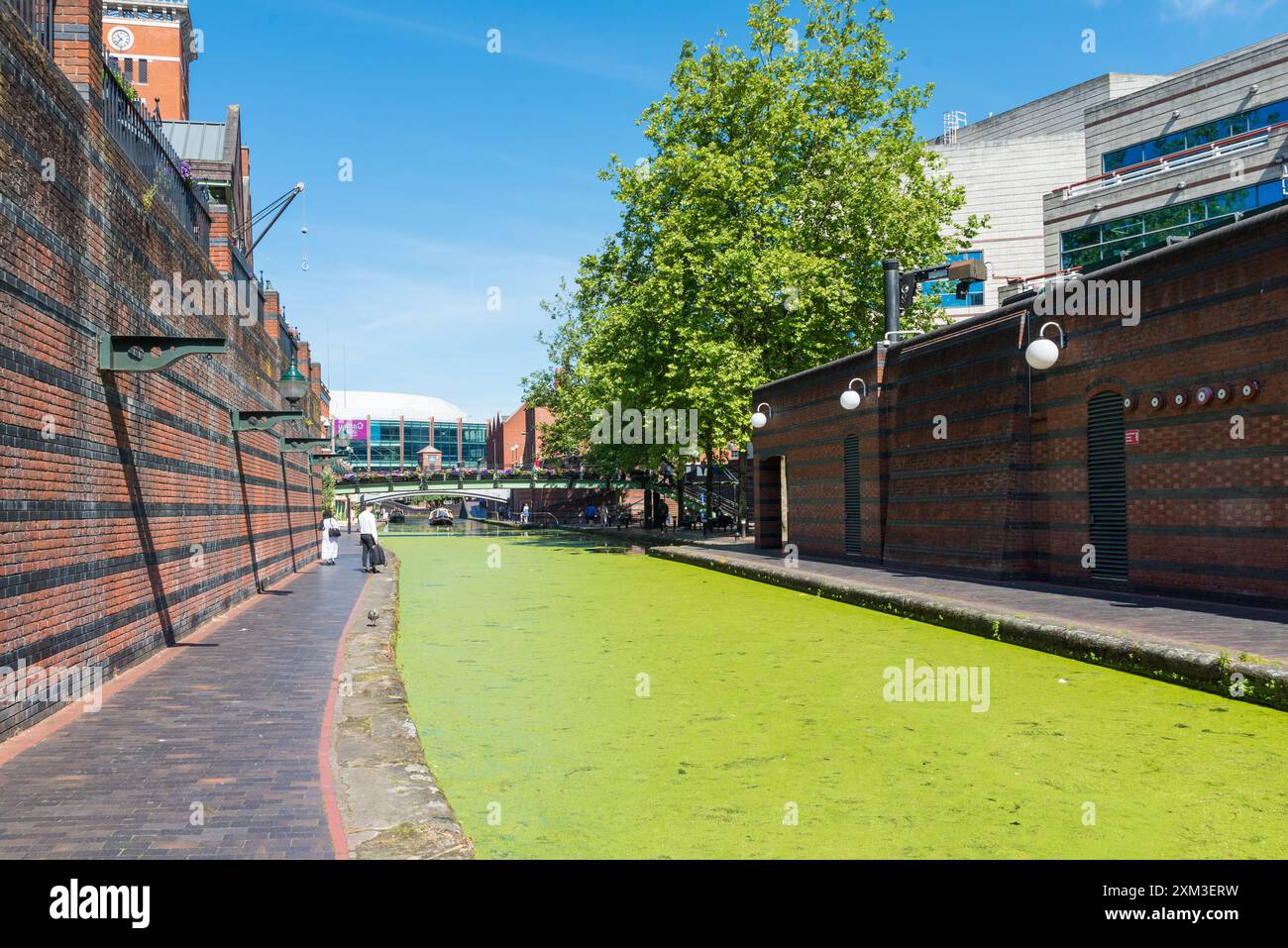 Canal traversant Brindley place dans le centre-ville de Birmingham, Royaume-Uni Banque D'Images