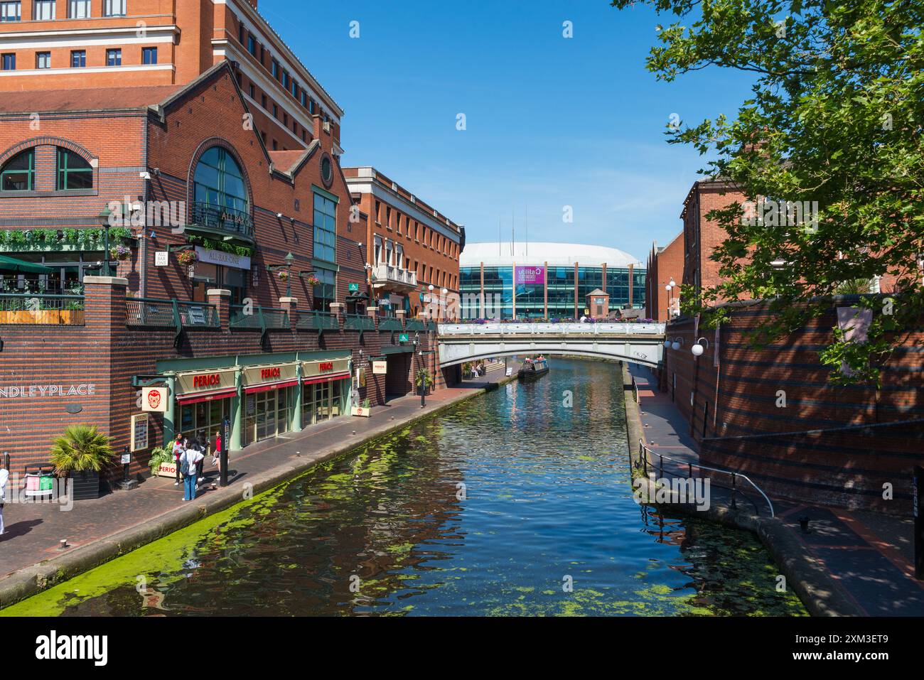 Canal traversant Brindley place dans le centre-ville de Birmingham, Royaume-Uni Banque D'Images