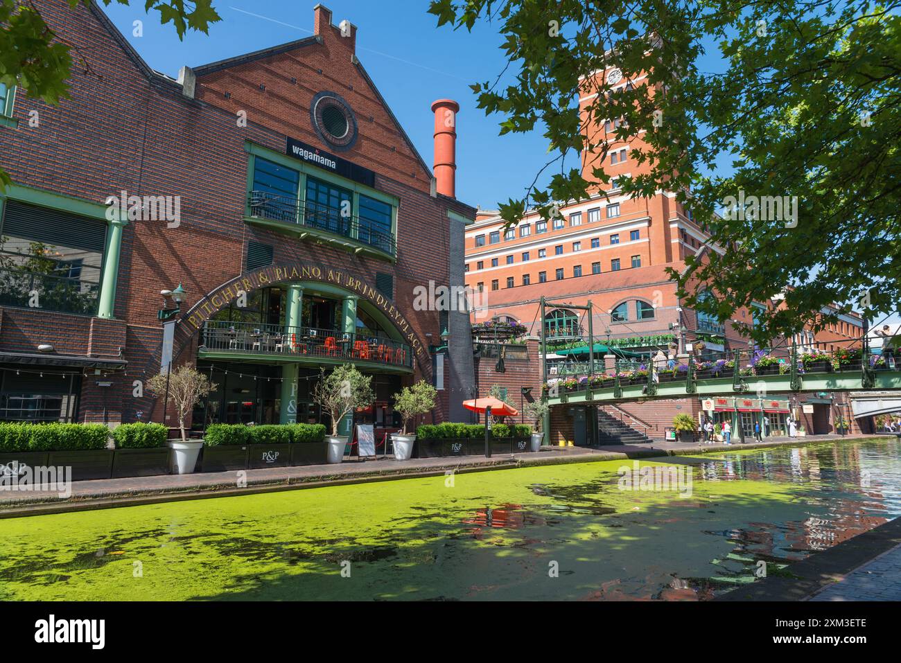 Canal traversant Brindley place dans le centre-ville de Birmingham, Royaume-Uni Banque D'Images