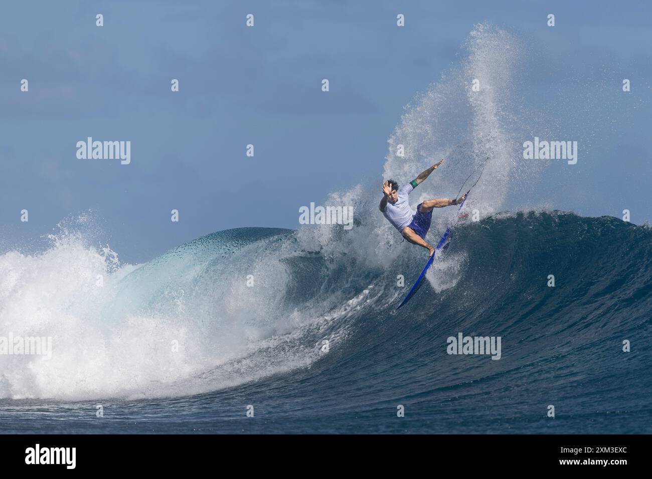 Tahiti, Polynésie française. 24 juillet 2024. Gabriel Medina, brésilien, survole une vague lors d'une séance d'entraînement de surf avant les Jeux Olympiques de Paris 2024 à Teahupo'o, Tahiti, Polynésie française, le 24 juillet 2024. Crédit : Ed Sloane/POOL/Xinhua/Alamy Live News Banque D'Images