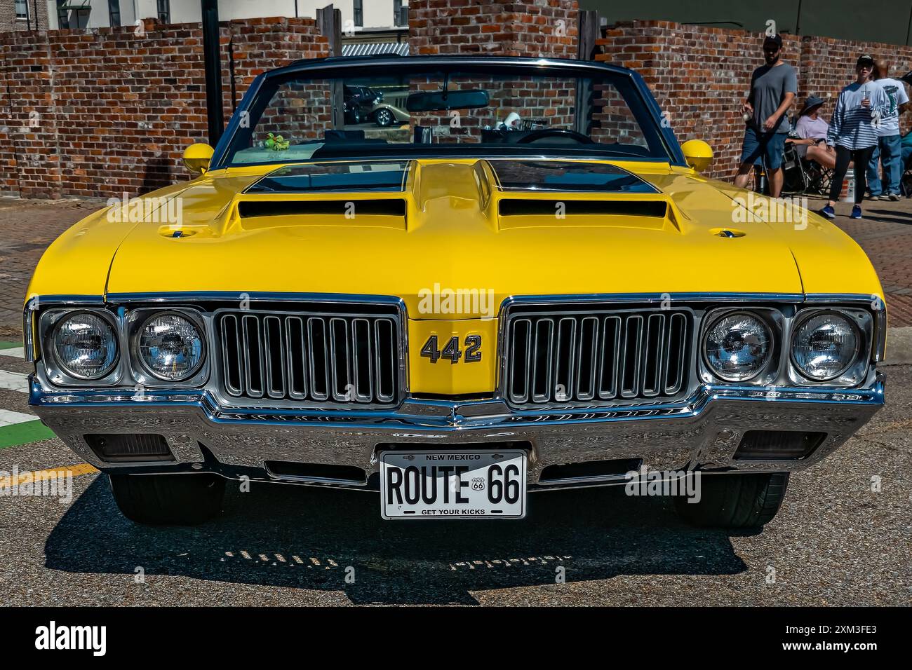 Gulfport, Mississippi - 1er octobre 2023 : vue avant en perspective d'une Oldsmobile 442 Cabriolet 1970 lors d'un salon automobile local. Banque D'Images