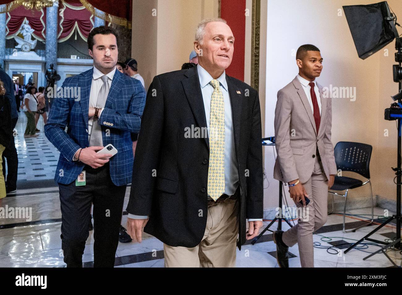 Washington, États-Unis. 25 juillet 2024. Steve Scalise, leader de la majorité parlementaire, se rend à l'étage de la Chambre pour un vote au Capitole des États-Unis à Washington, DC, le 25 juillet 2024. La Chambre a adopté la résolution 1371 qui condamne fermement "l'administration Biden et son tsar frontalier, Kamala Harris, n'ont pas réussi à sécuriser la frontière américaine". Photo de Shawn Thew/UPI crédit : UPI/Alamy Live News Banque D'Images