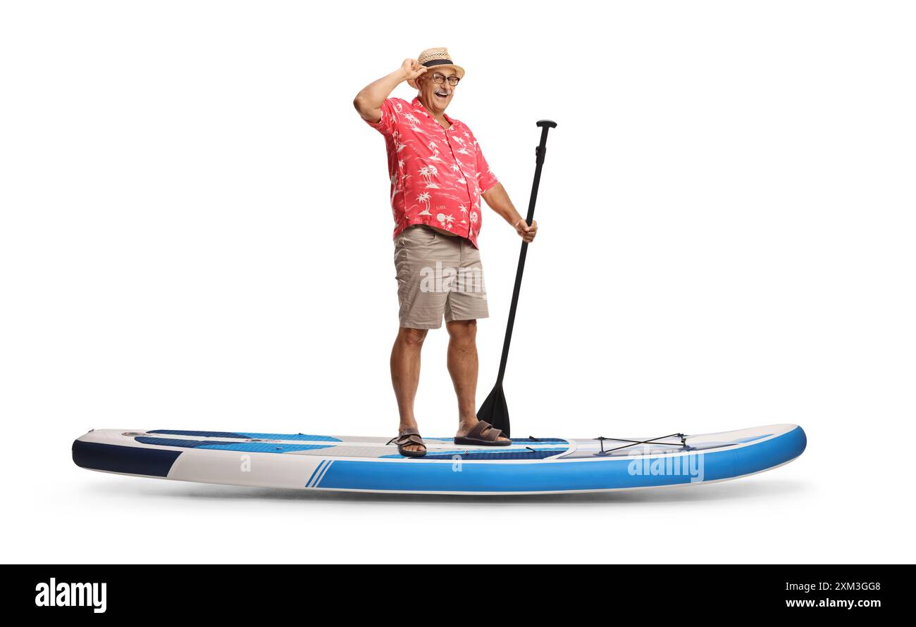 Homme mature avec une pagaie debout sur un SUP isolé sur fond blanc Banque D'Images