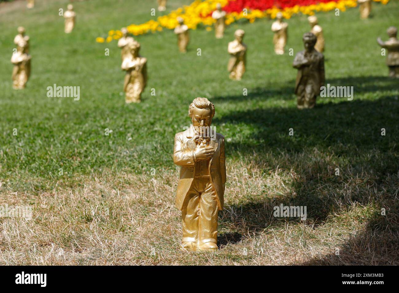 Goldenen Richard Wagner Figuren BEI der Eröffnung der 112. Richard-Wagner-Festspiele 2024 mit der Neuinszenierung von Tristan und Isolde im Bayreuther Festspielhaus. Bayreuth, 25.07.2024 *** Golden Richard Wagner figure à l'ouverture du Richard Wagner Festival 112 2024 avec la nouvelle production de Tristan et Isolde au Bayreuth Festspielhaus Bayreuth, 25 07 2024 Foto:XR.xSchmiegeltx/xFuturexImagex wagner festspiele 4703 Banque D'Images