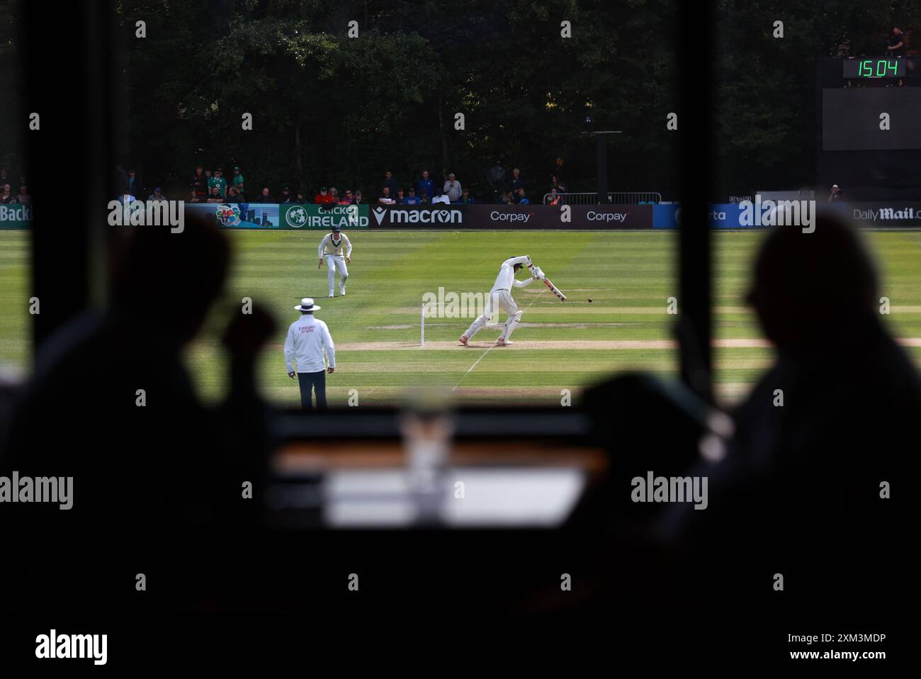 Les gens dans le pavillon de Stormont regardent le capitaine du Zimbabwe Craig Ervine se battre alors que l'Irlande joue son premier test match à Belfast. Date de la photo : jeudi 25 juillet 2024. Banque D'Images