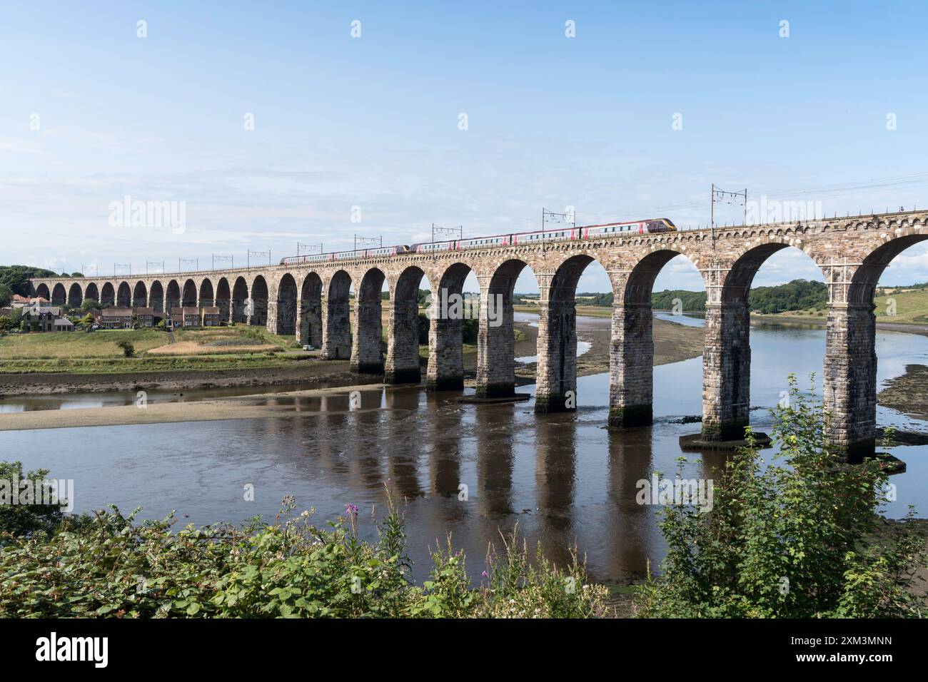 Train de ski de fond traversant le Royal Border Bridge, Berwick upon Tweed, Angleterre, Royaume-Uni Banque D'Images