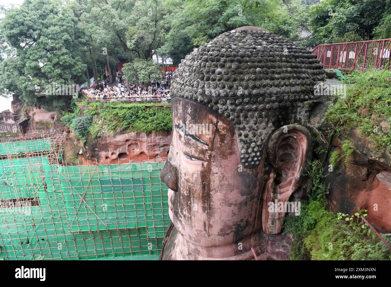 Leshan, Chine. 25 juillet 2024. Les touristes visitent le lieu pittoresque du Bouddha géant de Leshan à Leshan, en Chine, le 25 juillet 2024. (Photo de Costfoto/NurPhoto) crédit : NurPhoto SRL/Alamy Live News Banque D'Images