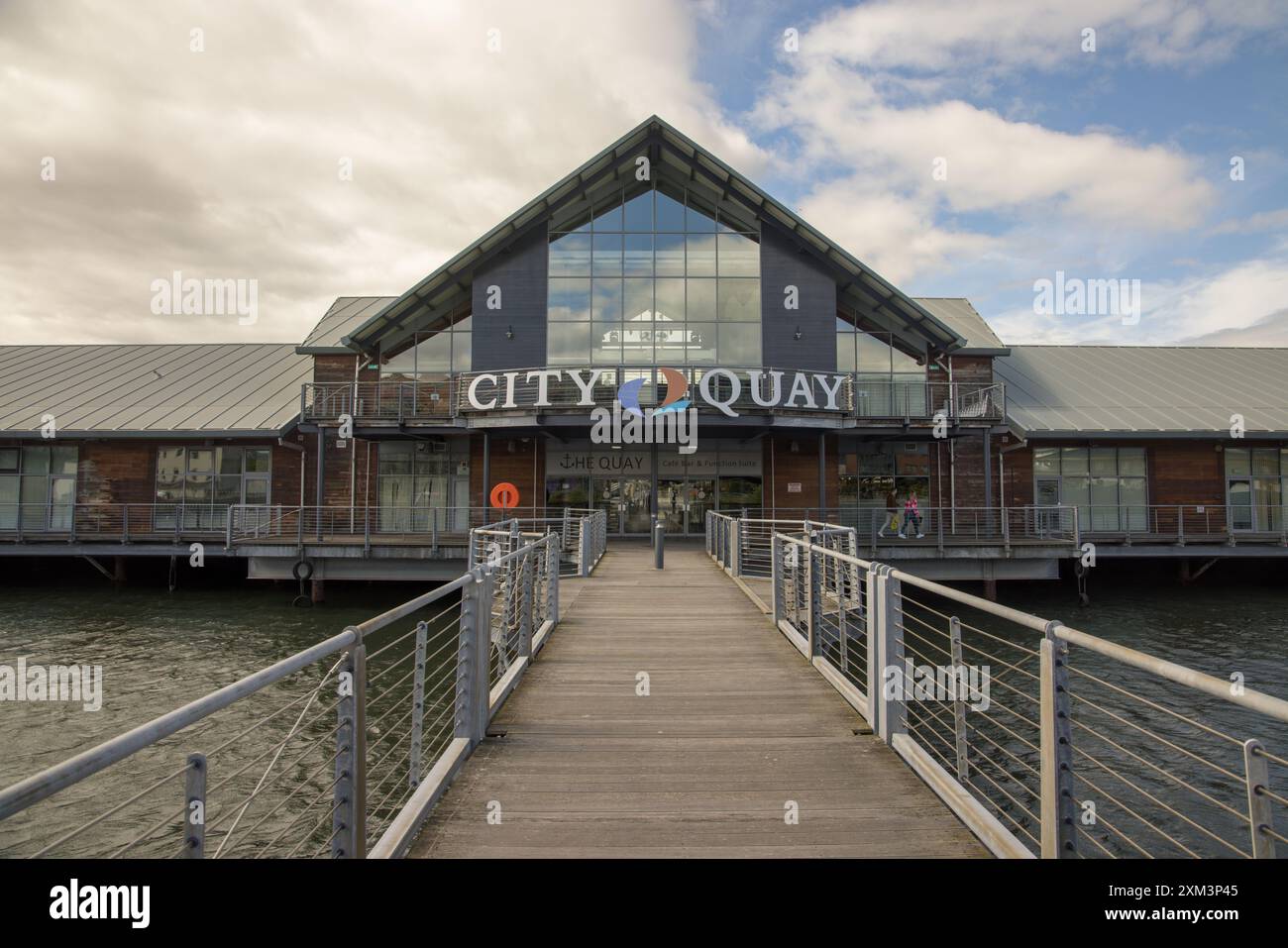 Entrée à City Quay, un développement comprenant des commerces de détail, des logements et des installations de loisirs au nord du quai à Dundee Écosse Royaume-Uni Banque D'Images