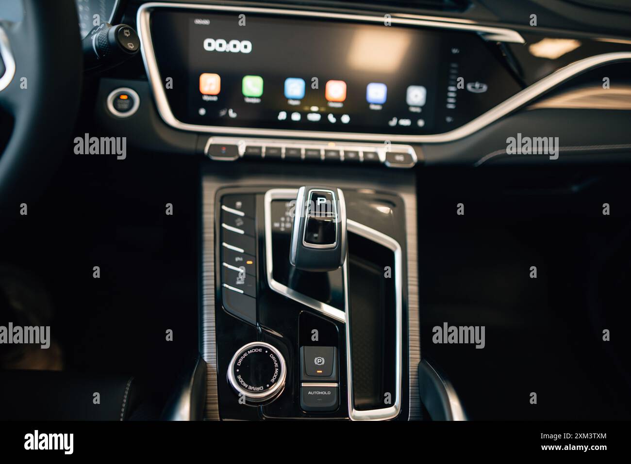 Transmission automatique avec cuir de voiture de luxe. Intérieur noir avec détails chromés Banque D'Images