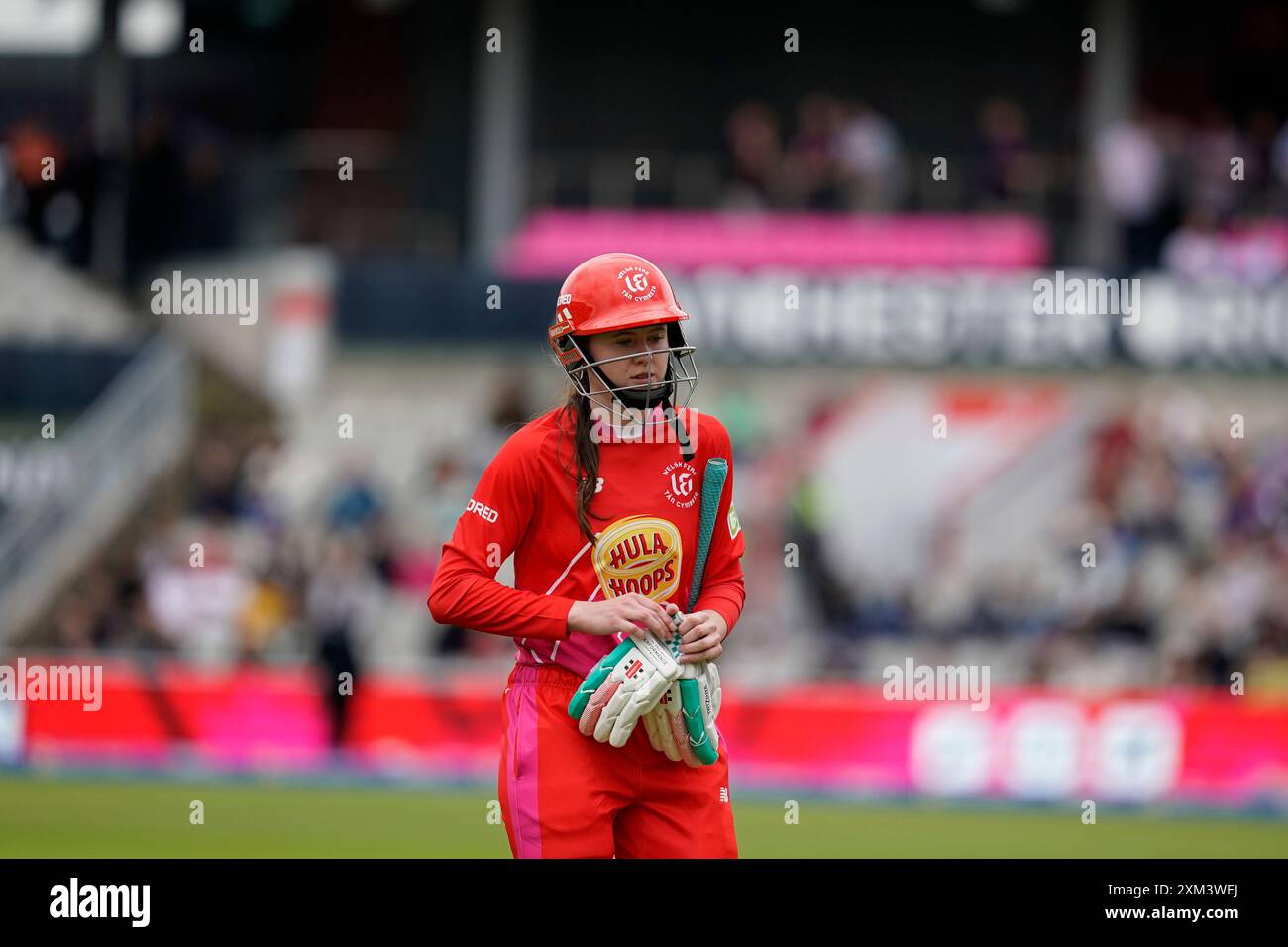 Old Trafford, Machester Royaume-Uni. Jeudi 25 juillet 2024. The Hundred : Manchester Originals Women vs Welsh Fire Women à Emirates Old Trafford. Sarah Bryce quitte le terrain après s'être fait chasser. Crédit James Giblin/Alamy Live News. Banque D'Images