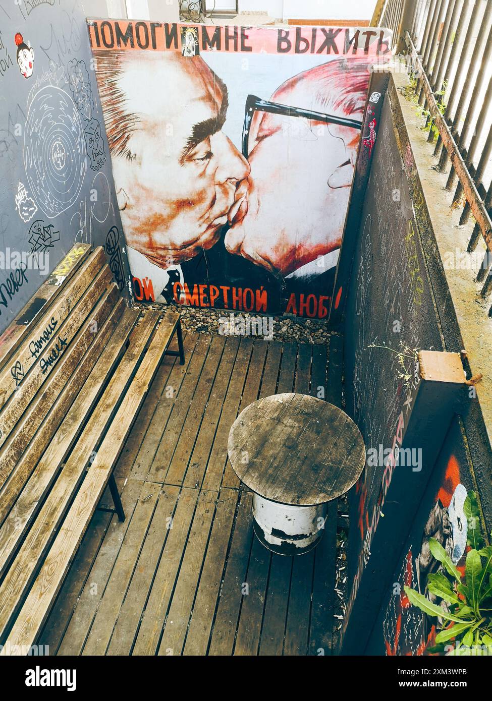 Kaliningrad, Russie, 24 août 2021, reproduction de la célèbre fresque de Dmitri Vrubel représentant Léonid Brejnev et Erich Honecker s'embrassant sur la maison Banque D'Images