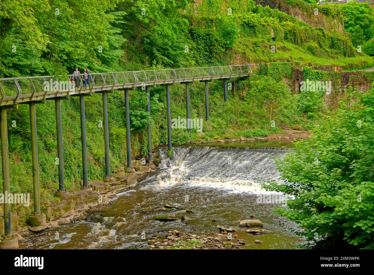 Le Millennium Walkway le long de la rivière Goyt à New Mills dans le Derbyshire, en Angleterre. Banque D'Images