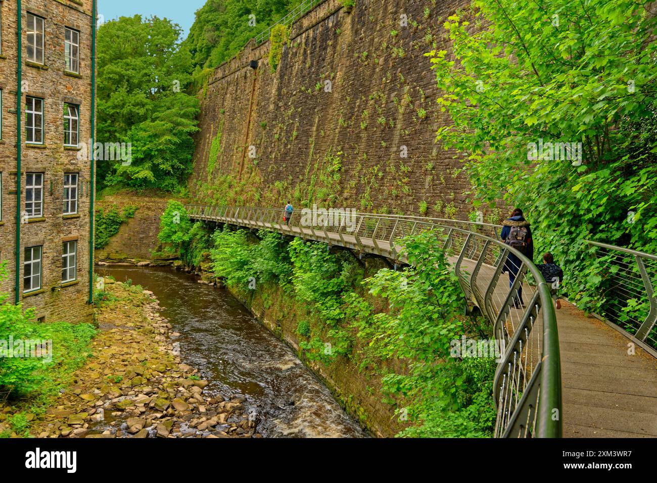 Le Millennium Walkway le long de la rivière Goyt à New Mills dans le Derbyshire, en Angleterre. Banque D'Images