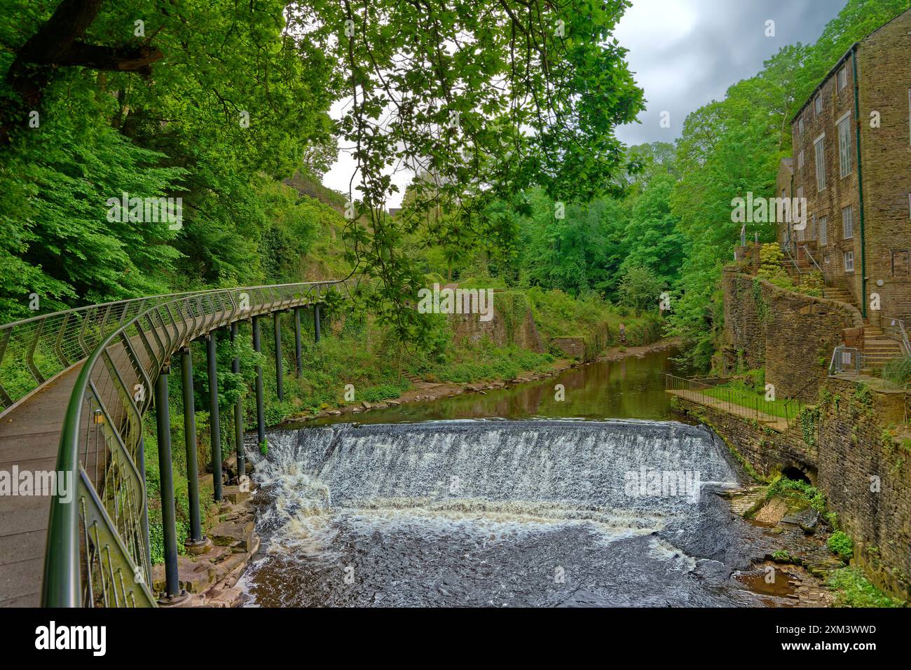 Le Millennium Walkway le long de la rivière Goyt à New Mills dans le Derbyshire, en Angleterre. Banque D'Images