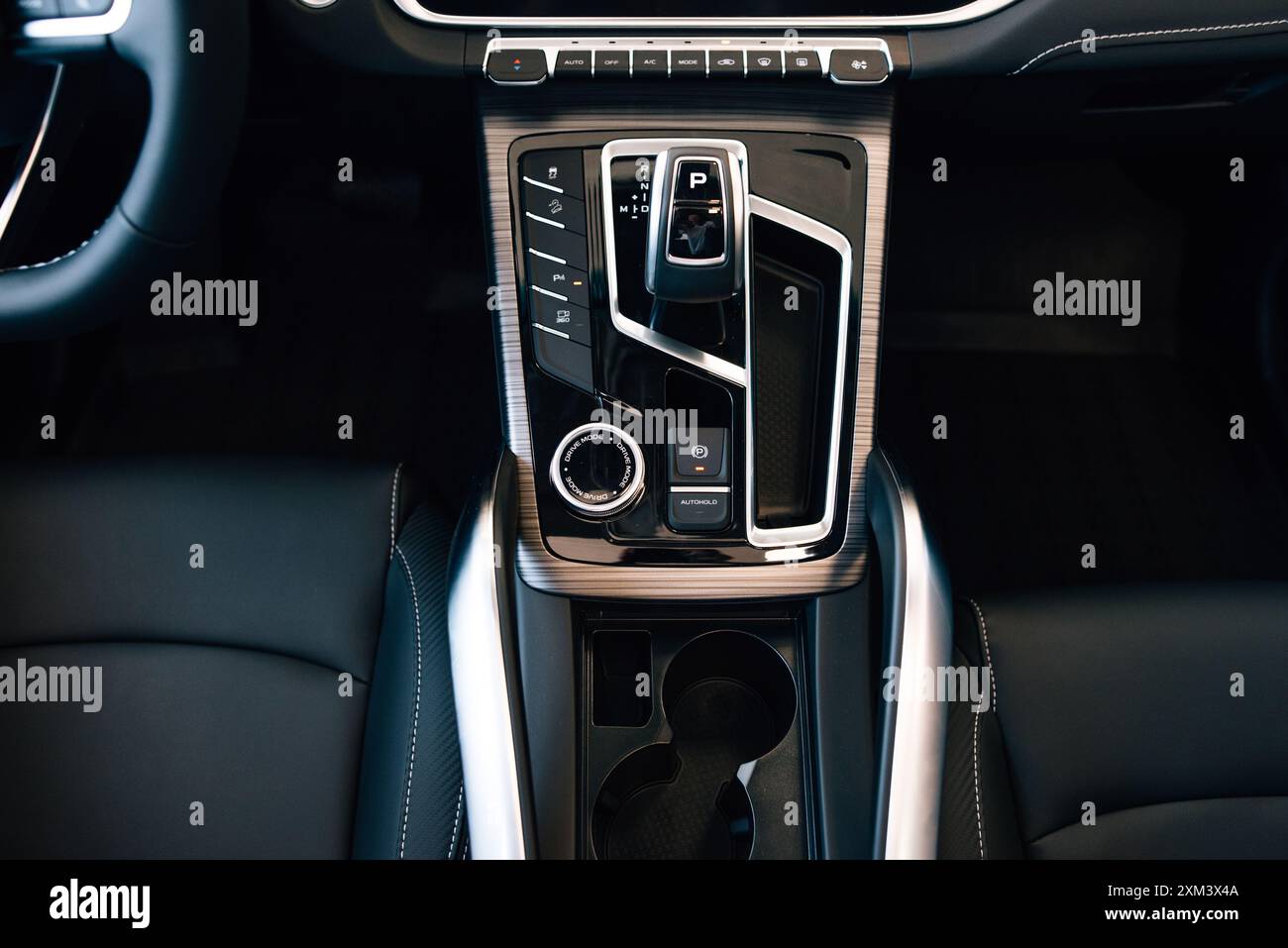 Transmission automatique avec cuir de voiture de luxe. Intérieur noir avec détails chromés Banque D'Images