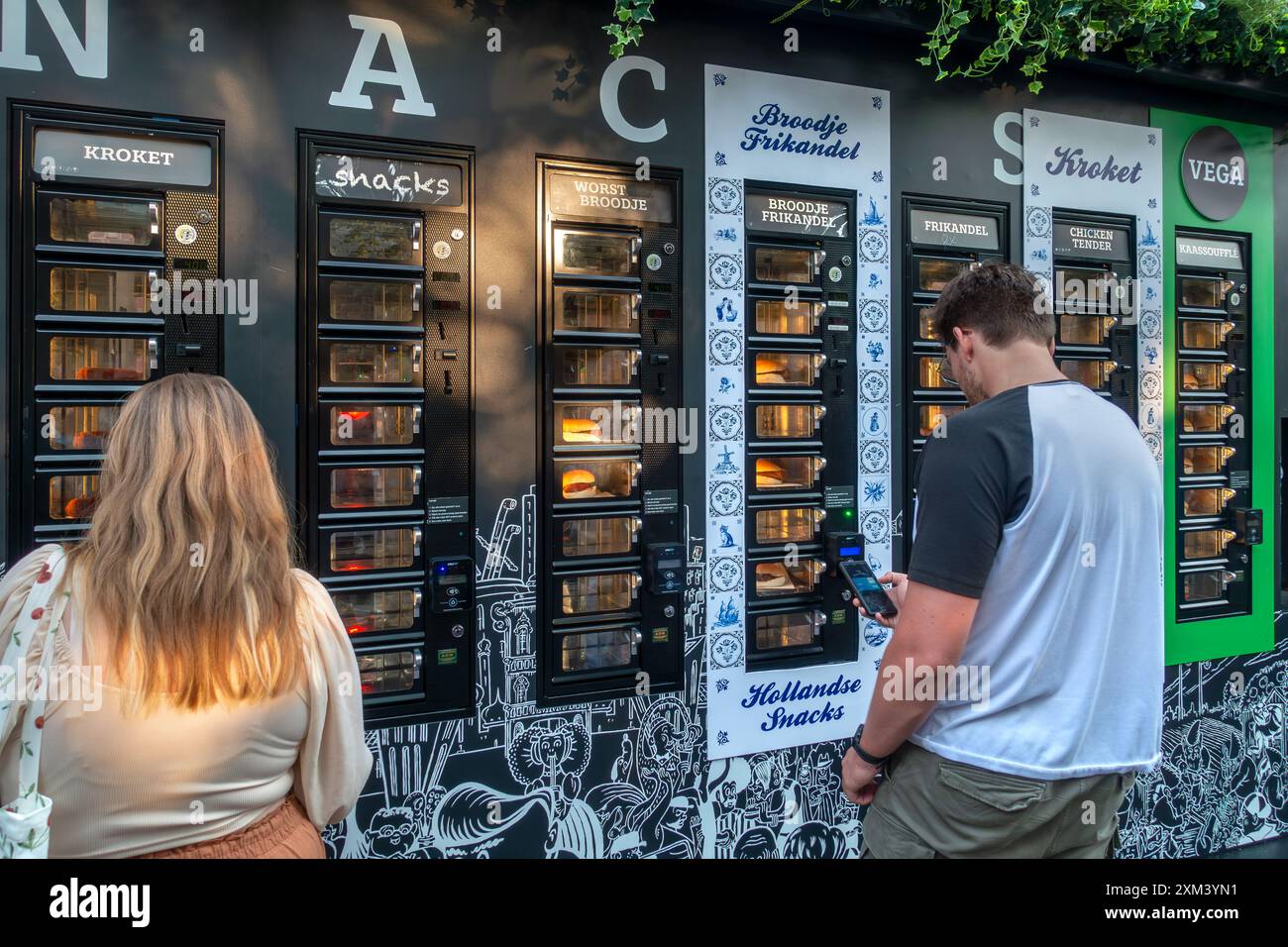 Automat, distributeur automatique vendant des fast-Foods frits hollandais pendant le festival de Gentse Feesten / Gand, festivités estivales en Flandre, Belgique Banque D'Images