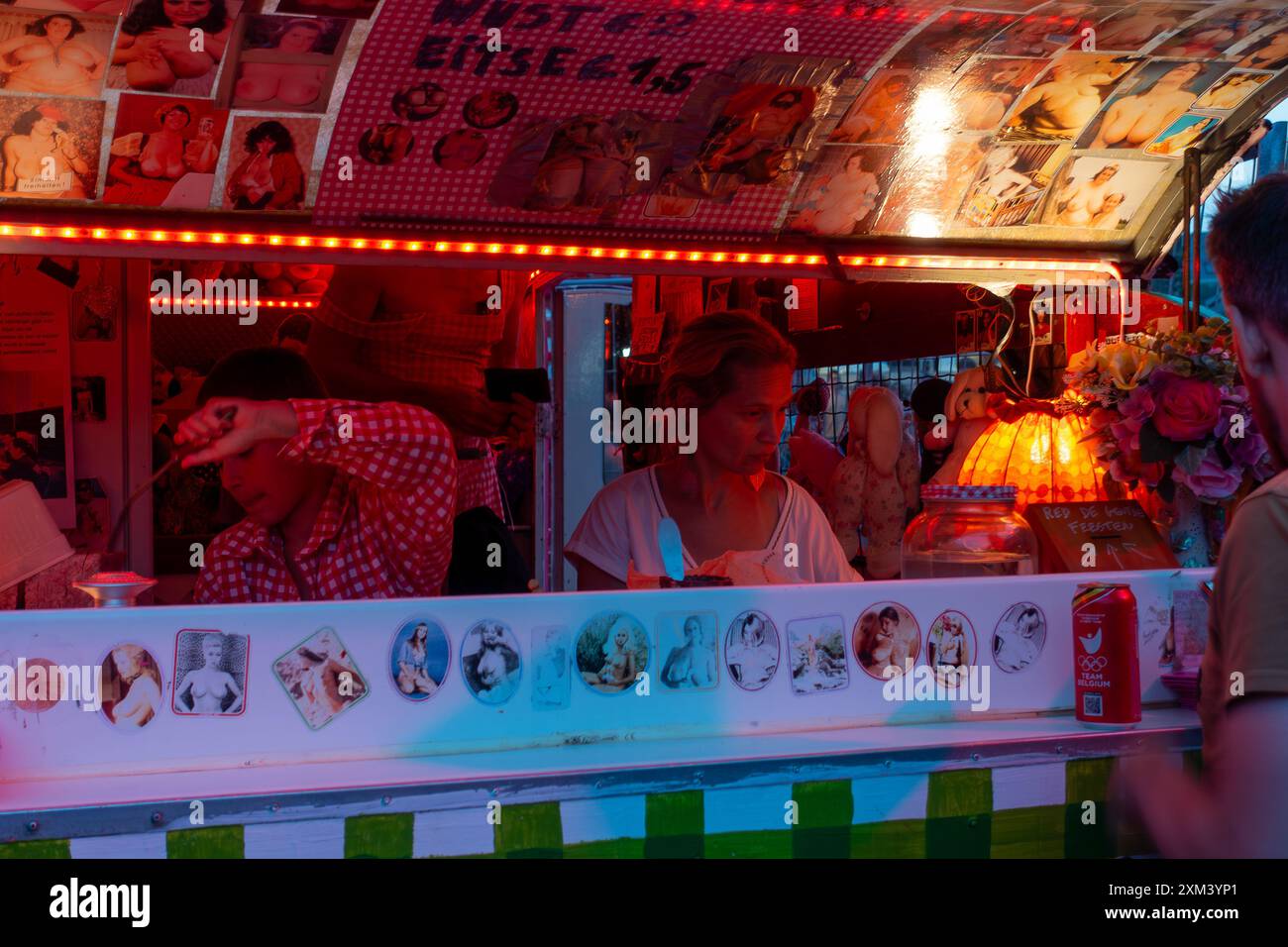 Stand de vente de streetfood pendant le festival de la ville de Gentse Feesten / Gand, festivités estivales en Flandre, Belgique Banque D'Images