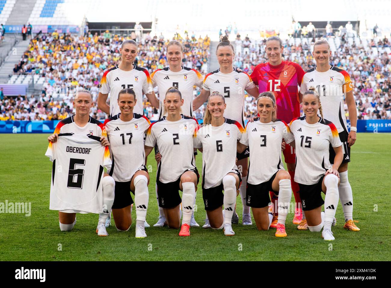 Startelf Teamfoto Jule Brand (Deutschland, #16), Sjoeke Nuesken (Deutschland, #09), Marina Hegering (Deutschland, Ann-Katrin Berger (Deutschland, #12), Alexandra Popp (Deutschland, #11), Lea Schueller (Deutschland, #07), Klara Buehl (Deutschland, #17), Sarai Linder (Deutschland, Janina Minge (Deutschland, #06), Kathrin Hendrich (Deutschland, #03), Giulia Gwinn (Deutschland, #15) und Trikot der verletzten Lena Oberdorf (Kreuzbandriss), FRA, Olympische Spiele Paris 2024, Fussball Frauen, Deutschland (GER) vs Australien (AUS), 1. Spieltag, Gruppe B, 25.07.2024 Foto : Eibner-Pressefoto Banque D'Images