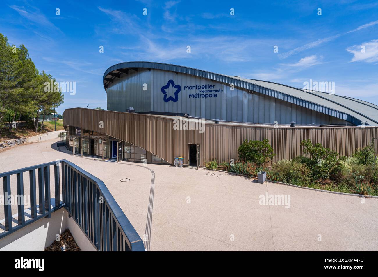 Vue paysage de la façade et de l'entrée du stade FDI alias Palais des Sports René Bougnol, domicile de l'équipe Montpellier Handball, Montpellier, France Banque D'Images