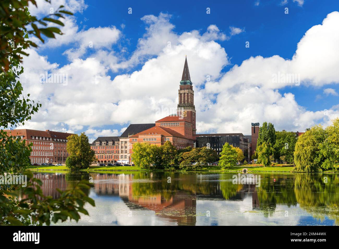 Ville de Kiel - Tour de l'Hôtel de ville avec Opéra à Kleinen Kiel avec Hiroshimapark Banque D'Images