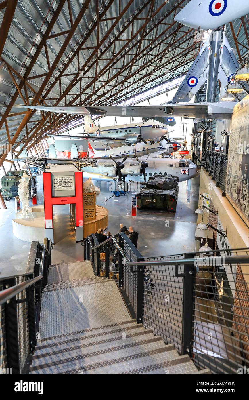 Avion exposé dans le hangar d'exposition de la Guerre froide au Royal Air Force Museum, Cosford, Shifnal, Angleterre, Royaume-Uni Banque D'Images