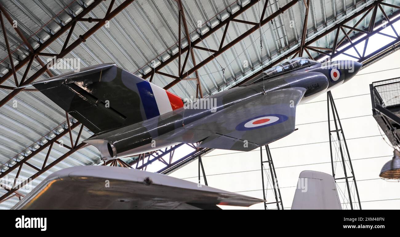 Un avion Gloster Javelin exposé dans le hangar de la Guerre froide au Royal Air Force Museum, Cosford, Shifnal, Angleterre, Royaume-Uni Banque D'Images