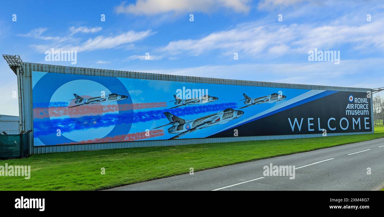 Un panneau de bienvenue à l'entrée du Royal Air Force Museum Midlands, Cosford, Shifnal, Shropshire, Angleterre, ROYAUME-UNI Banque D'Images