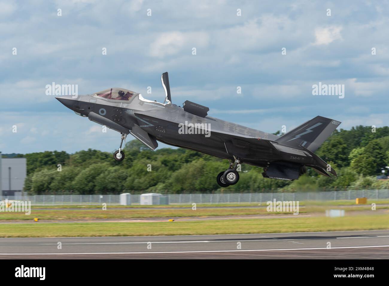 Royal Air Force Lockheed Martin F-35B Lightning II ZM141 avion de chasse décollant au Farnborough International Airshow 2024, Royaume-Uni. Banque D'Images