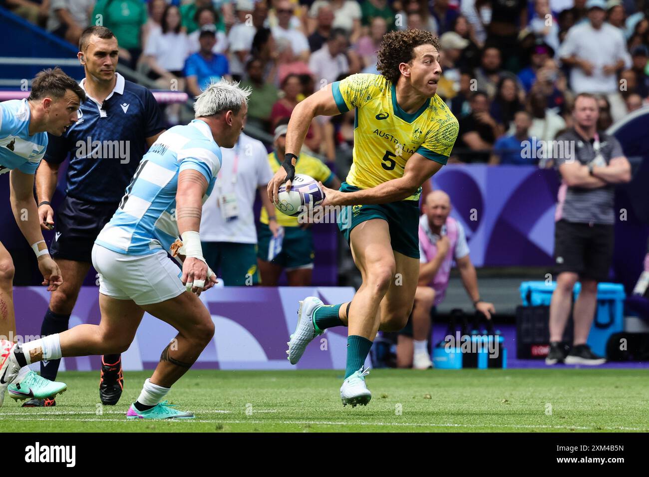 Paris, France, 25 juillet 2024. Mark Nawaqanitawase (5) de Team Australia passe le ballon lors du match de rugby à sept des Jeux Olympiques de Paris 2024 opposant l'Australie et l'Argentine au stade de France le 25 juillet 2024 à Paris. Crédit : Pete Dovgan/Speed Media/Alamy Live News Banque D'Images