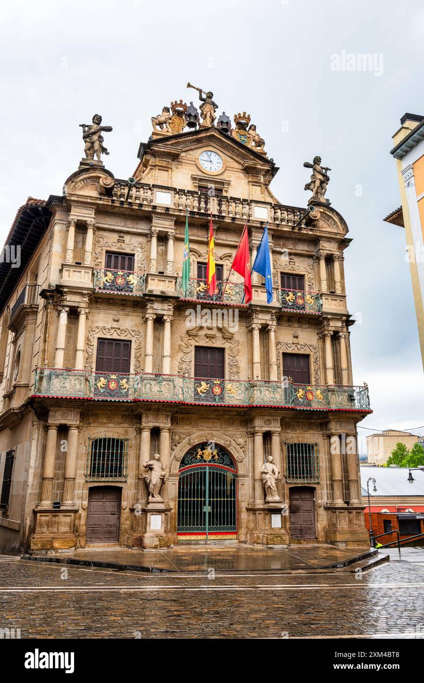 Pampelune, Espagne- 19 mai 2024 : la façade du bâtiment du conseil municipal de Pampelune. Banque D'Images