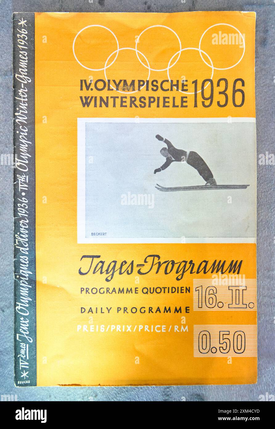 Un programme vintage et original des jeux de l'époque nazie de 1936 à Garmisch-Partenkirchen, en Allemagne. Au Musée de la gloire olympique à Tachkent, Ouzbékistan. Banque D'Images