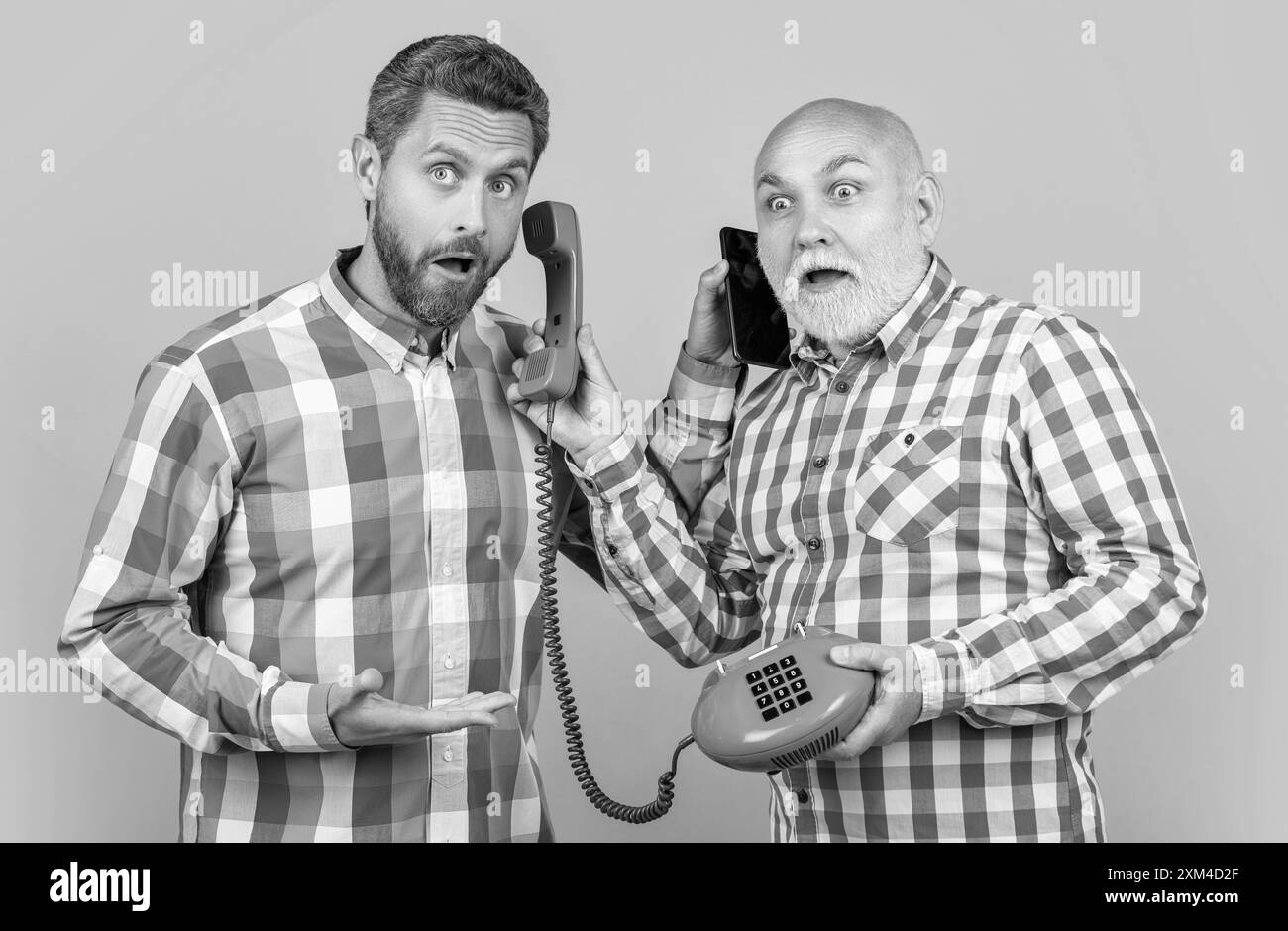 hommes étonnés avec vs technologie sur fond. photo d'hommes avec la technologie vs Banque D'Images