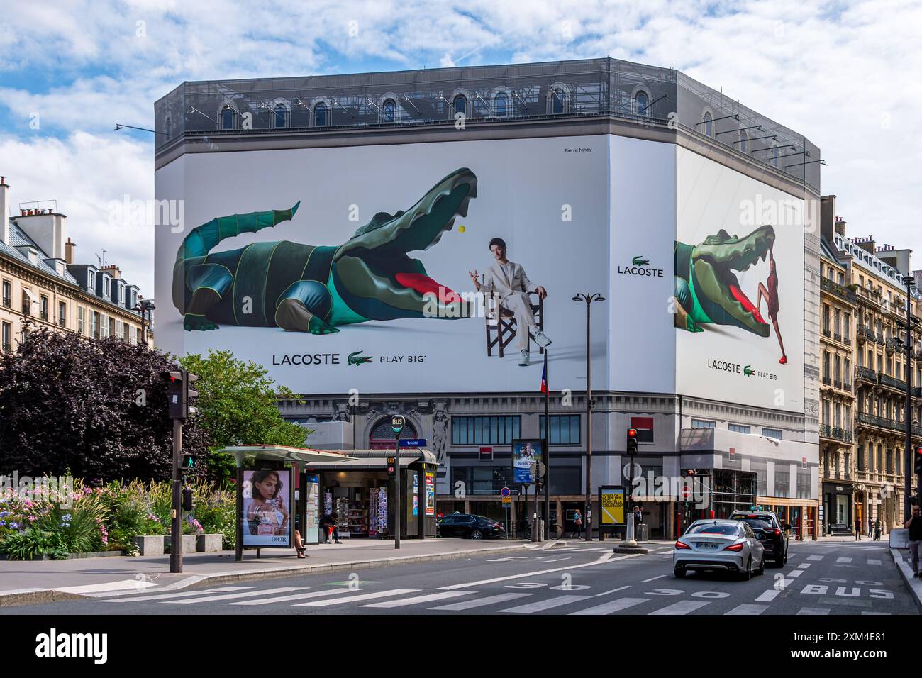 Panneaux publicitaires pour Lacoste au-dessus d'un immeuble à Paris, France. Lacoste est une entreprise française de mode sportive de luxe avec un logo en crocodile vert Banque D'Images