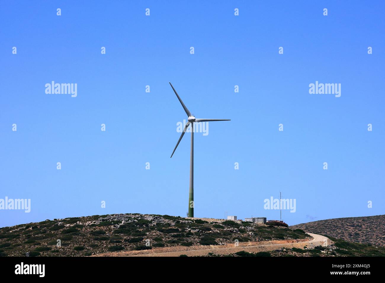 Source d'énergie communautaire durable à éolienne unique, île de Tilos, Dodécanèse, Grèce, UE. Prise en juin 2024 Banque D'Images
