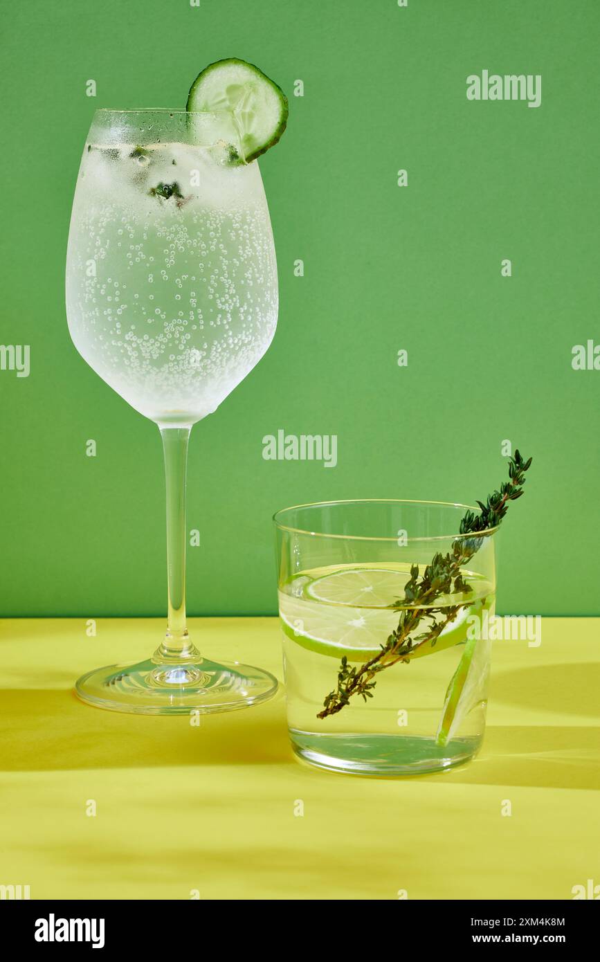 deux verres à cocktail sur fond coloré Banque D'Images