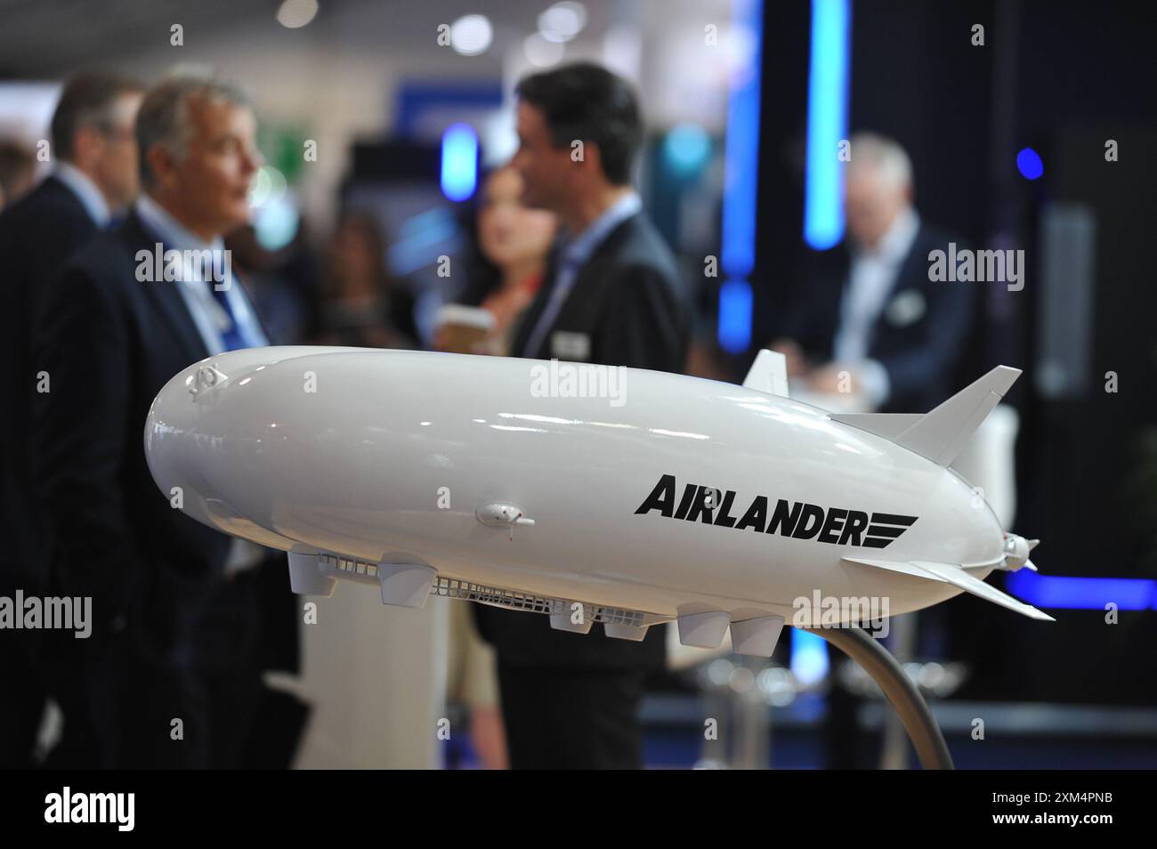 Le salon de l'aéronautique biennal, qui se déroule du 22-26 au 30 juillet, est une vitrine pour les principaux innovateurs et les secteurs mondiaux de l'aérospatiale, de l'aviation civile et de la défense. Il est le plus grand de son genre et attire des acheteurs civils et militaires du monde entier. Info image : un modèle réduit de véhicule aérien hybride Airlander 10 exposé dans les pavillons commerciaux. La FIA dispose de 100 000 m2 d'espace d'exposition avec 1500 exposants en plus d'une exposition d'avions statiques et volants avec 87 avions. Environ 80 000 personnes visitent et le spectacle voit normalement 192 milliards de dollars de commandes annoncées. Banque D'Images