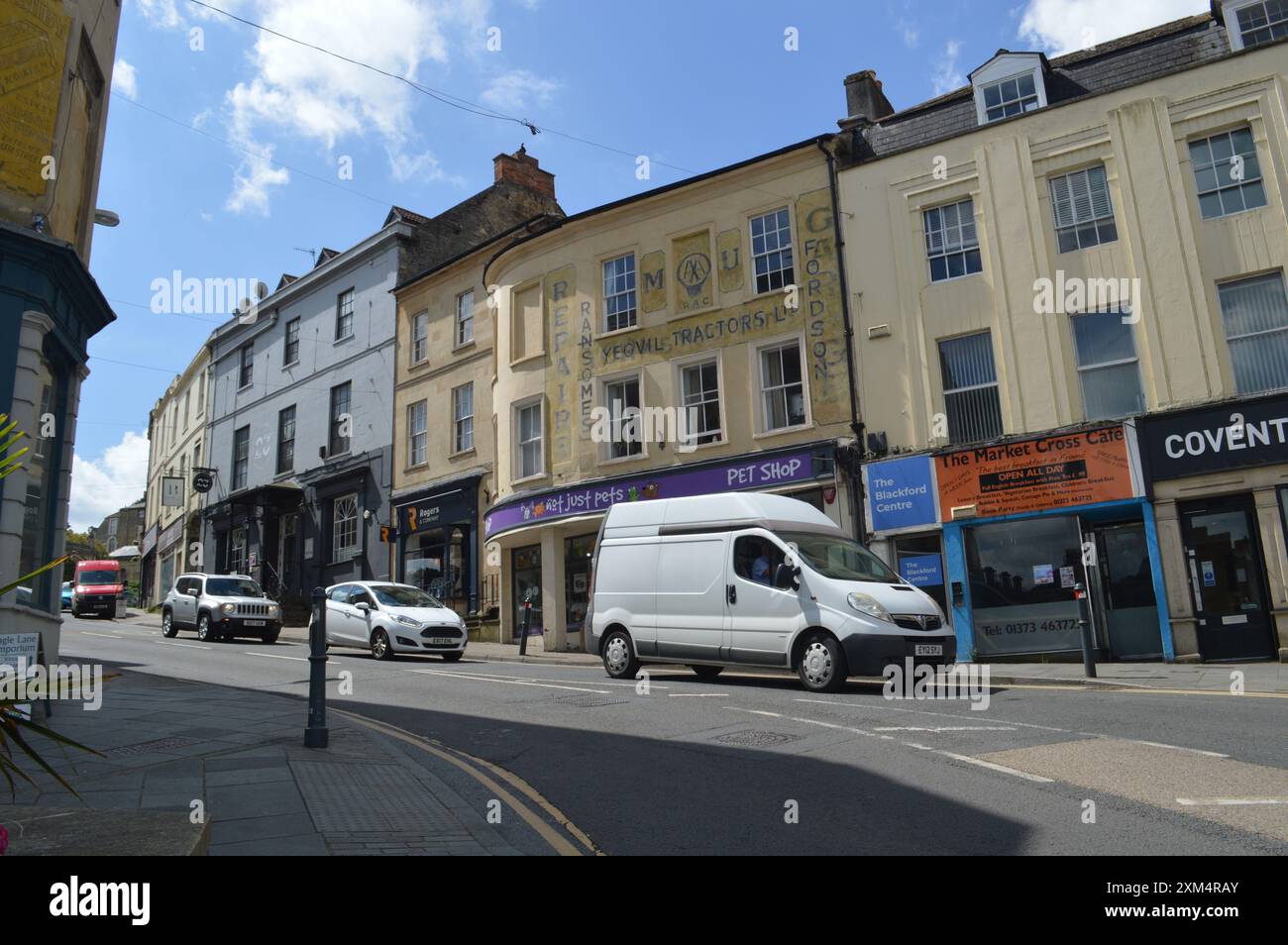 Véhicules conduisant sur Bath Road et Market place dans le centre-ville de Frome. Frome, Somerset, Angleterre, Royaume-Uni. 18 juin 2024. Banque D'Images