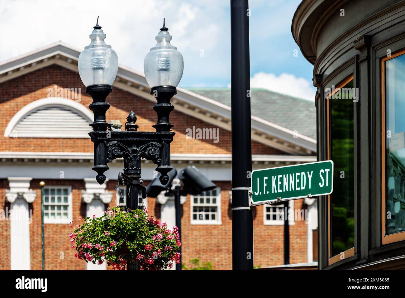 Gros plan du panneau John F. Kennedy (JFK) Street à Harvard Square. Banque D'Images