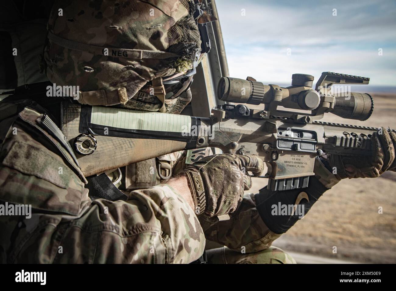 Pendant l'entraînement au tir aérien de porte latérale le 29 janvier 2024, un soldat de l'armée américaine vise avec un fusil d'un UH-60 Black Hawk avec la 4e brigade d'aviation de combat. Cet entraînement critique améliore la préparation au combat, affine les compétences essentielles à la mission et assure la maîtrise des armes. (Photo de l'armée américaine par SPC. Joshua Zayas) Banque D'Images