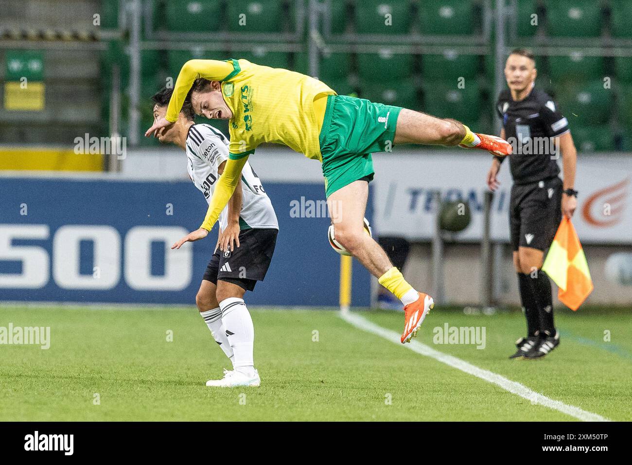 25 juillet 2024 ; le stade de l'armée polonaise, Varsovie, Pologne ; UEFA Europa Conference League Football, 1ère étape, 2ème tour de qualification, Legia Warszawa contre Caernarfon Town ; Ryoya Morishita (Legia) alors que Louis Lloyd (Caernarfon) perd son équilibre dans le défi Banque D'Images