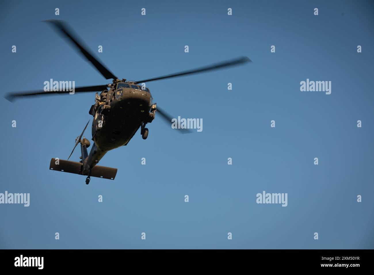 Les soldats du Bravo Co. 2/147th Assault Helicopter Battalion, 63rd Theater Aviation Brigade survolent l'aérodrome de l'armée de Camp Grayling à Grayling, Michigan, le 16 juillet 2024. Les soldats de la compagnie Bravo effectuèrent des tirs aériens au camp Grayling pour leur entraînement annuel. (Photo de la Garde nationale de l'armée américaine par le sergent de 1re classe Andrew Dickson) Banque D'Images