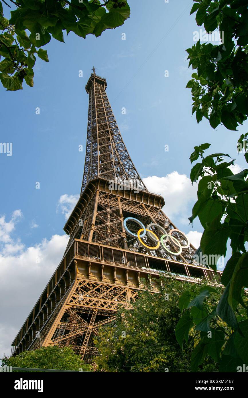 Paris, Ile de France, France. 25 juillet 2024. Les anneaux Olympiques décorent la Tour Eiffel lors des Jeux Olympiques d'été de Paris 2024. (Crédit image : © Angel Adams/ZUMA Press Wire) USAGE ÉDITORIAL SEULEMENT! Non destiné à UN USAGE commercial ! Banque D'Images