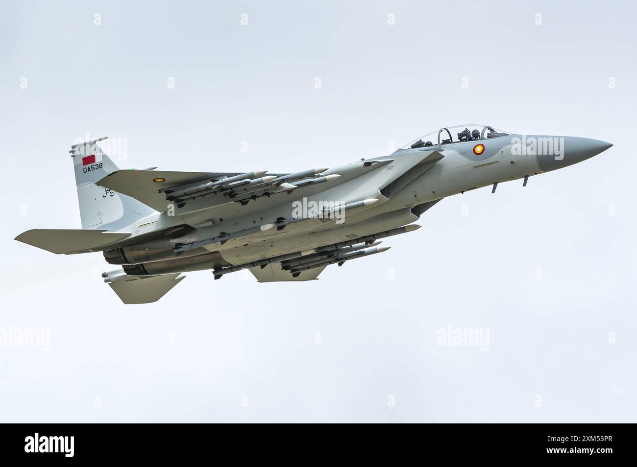 Un Boeing F-15EX Eagle II (Ababil) frappe un avion de chasse de l'armée de l'air du Qatar Emiri lors du salon aérien RIAT 2024. Banque D'Images