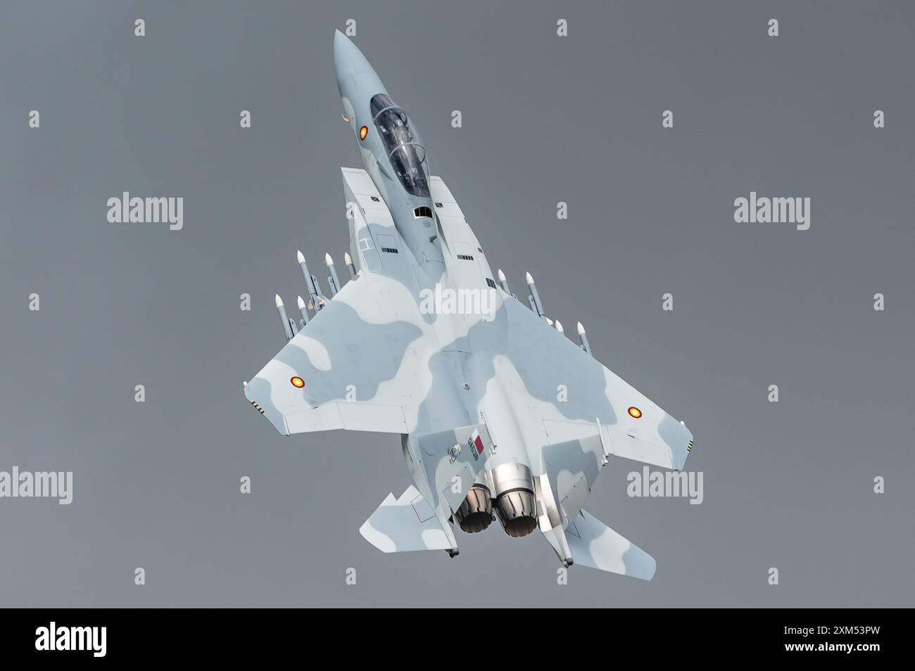Un Boeing F-15EX Eagle II (Ababil) frappe un avion de chasse de l'armée de l'air du Qatar Emiri lors du salon aérien RIAT 2024. Banque D'Images