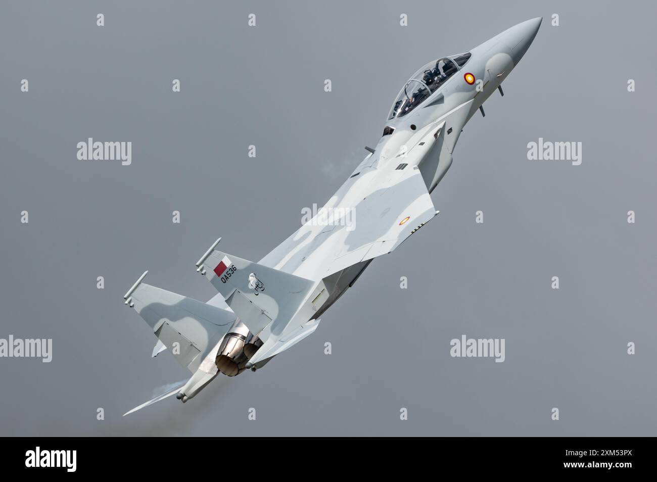 Un Boeing F-15EX Eagle II (Ababil) frappe un avion de chasse de l'armée de l'air du Qatar Emiri lors du salon aérien RIAT 2024. Banque D'Images